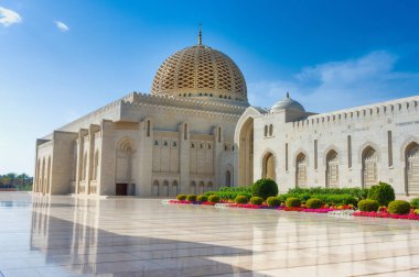 Muscat 'taki Sultan Qaboos Büyük Camii' nin altın kubbesi. 2001 'de tamamlanmış, çağdaş İslami mimari. Umman Sultanlığı