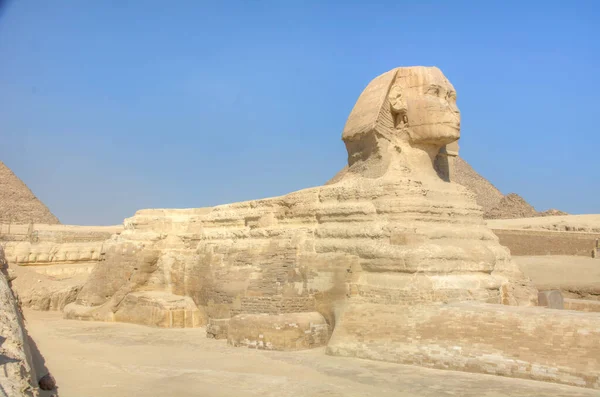 Gran Esfinge Giza Estatua Piedra Caliza Monumental Una Esfinge Reclinada —  Fotos de Stock