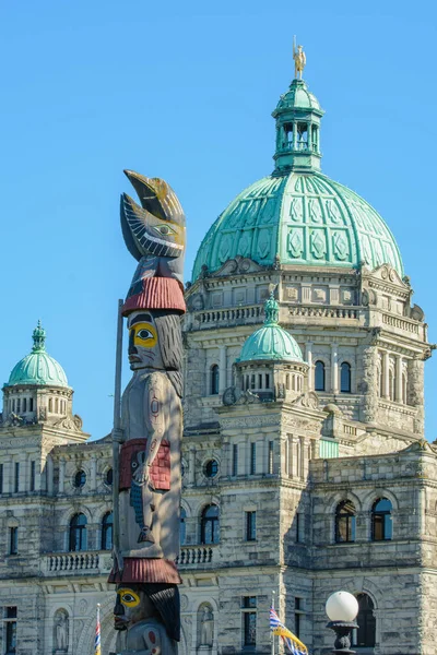 Blick Auf Die British Columbia Houses Parliament Mit Prächtigen Totempfählen — Stockfoto