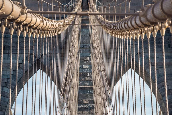 Detalj Brooklyn Bridge Nygotiska Valv Och Stålfjädringskablar Ett Historiskt Mästerverk — Stockfoto