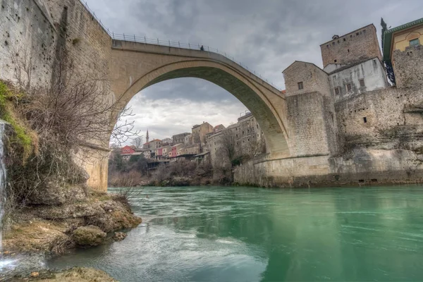 スタリ モスト ネレトヴァ川を渡るモスタルのオスマン帝国の橋 1557年にSuleimanによって任命されました 1993年にクロアチア軍によって破壊されるまでの427年間にわたって存在した ボスニア ヘルツェゴビナ — ストック写真