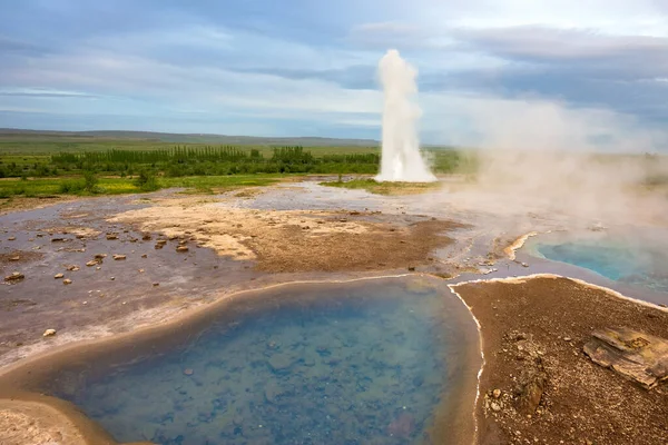 Strokkur Churn Fontän Gejser Det Geotermiska Området Bredvid Hvt River — Stockfoto