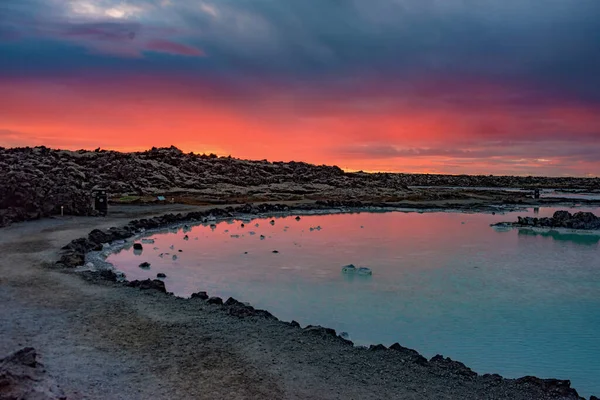 Fantastisk Midnattssol Över Blue Lagoon Geotermisk Spa Grindavik Reykjanes Halvön — Stockfoto