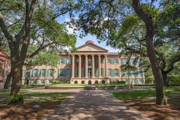 Randolph Hall, Charleston Kampüsünün ana akademik binası..