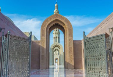 Muscat 'taki Sultan Qaboos Büyük Camii' nin altın kubbesi. 2001 'de tamamlanmış, çağdaş İslami mimari. Umman Sultanlığı