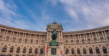 Avusturya 'nın başkenti Viyana' daki Hofburg Sarayı 'nın önündeki Heldenplatz (Kahramanlar Meydanı). Avusturya Başkanı 'nın evi. Ön planda Avusturya Arşidükü Charles 'ın heykeli