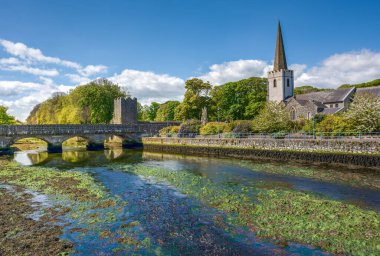Glenarm (İrlandaca: Ordu Vadisi). Kuzey İrlanda 'daki bir koruma alanında geçen Norman zamanına dayanan bir köy.