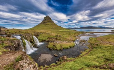 Kirkjufell Dağı (Kilise Dağı) ve şelaleleri, İzlanda 'nın Snaefellnes yarımadası, Grundarfjordur kasabasının iç kesimlerinde bulunur.