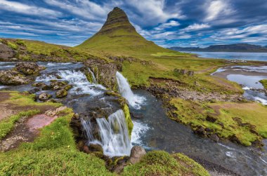 Kirkjufell (Kilise Dağı) ve Grundarfjordur, Snaefellnes yarımadası yakınlarındaki şelaleler, İzlanda