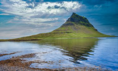 İzlanda 'nın Snaefellnes yarımadası, Grundarfjordur kasabası yakınlarındaki Kirkjufell (Kilise Dağı)
