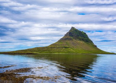 İzlanda 'nın Snaefellnes yarımadası, Grundarfjordur kasabası yakınlarındaki Kirkjufell (Kilise Dağı)