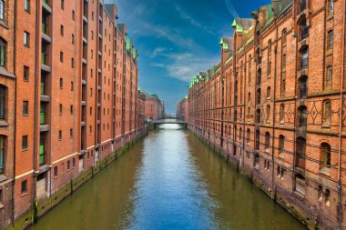 Speicherstadt (Depo), Almanya 'nın Hamburg eyaletinde yer alan bir şehirdir. Bir UNESCO Dünya Mirası Sitesi. Dünyanın en büyük depo bölgesi. Binalar Hamburg limanındaki kereste yığını temellerinin üzerinde duruyor.. 