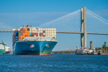 Savannah, Georgia, ABD 'deki Savannah Nehri üzerindeki Talmadge Memorial Köprüsü' nün altından büyük konteynır gemileri geçiyor.