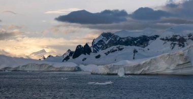 Sersemletici buzlu manzaralar üzerinde gün batımı, Chiriguano Körfezi, Danko Adası, Antarktika Yarımadası, Antarktika