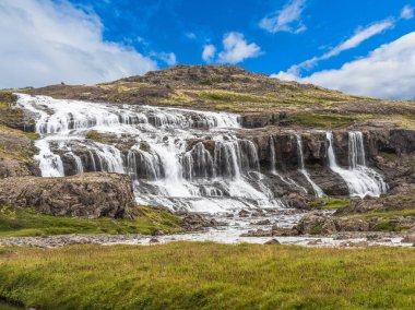Hvalarfoss, garip sahil şeridinin derinliklerinde arabaların ulaşamayacağı bir bölgede. Batı Fiyortları, İzlanda