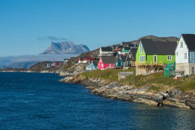 Nuuk, Grönland 'ın büyüleyici başkenti. Zıtlıklarla dolu bir yer: eski, yeni, modern geleneksel, Eskimo, Avrupalı, dağları ve fiyortları her zaman arka planda.