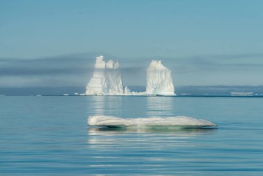 Ilulissat, Grönland yakınlarındaki Icefjord ağzında mahsur kalmış buzdağları.