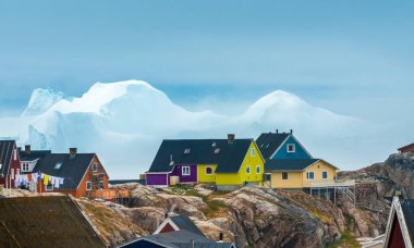 Grönland 'ın batısındaki Ilulissat kasabasının kıyılarında yüzen dev buzdağları