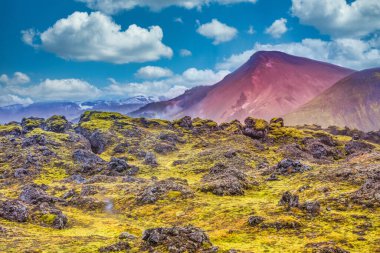 Laugahraun lav sahasının kıyısındaki İzlanda 'nın Fjallabak Doğa Koruma Alanı' ndaki Landmannalaugar 'da 1477' de bir patlama meydana geldi. Güzelliği, jeotermal kaplıcaları ve çevresindeki manzarasıyla ünlüdür.. 