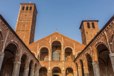 Sant 'Ambrogio Bazilikası, Milan, Lombardy, Kuzey İtalya. M.Ö. 379 'da kutsandı. Roma zulmünün sayısız şehidinin gömüldüğü yerde. Kilisenin ilk adı aslında Bazilika Martyrum 'du. 1099 'da tamamlandı. Romanesk tarzı