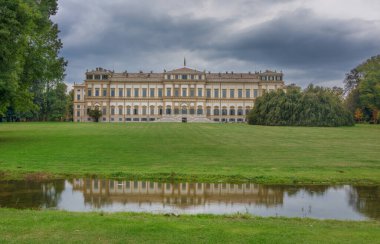 Monza Park (Parco di Monza), İtalya 'nın kuzeyindeki Monza şehrinde büyük bir duvar parkı. Avrupa 'nın dördüncü büyük parkı. Napolyon 'un üvey oğlu Eugene de Beauharnais tarafından, Fransa' nın kuzey İtalya işgali sırasında yaptırıldı..