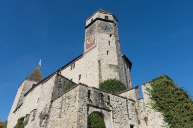 Rapperswil Şatosu, ortaçağ Altstadt şehrinde inşa edilen Rapperswil Kalesi, Lindenhof Tepesi yarımadasındaki kayalık bir tepenin tepesinde, Zürih Gölü ile çevrili. Rapperswil, İsviçre