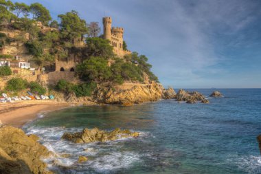 Barcelona, Katalonya 'nın kuzeyinde, muhteşem engebeli Costa Brava Sahili' nde geçen Lloret de Mar tatil köyü.