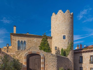 Eski ortaçağ Begur köyü, dar sokakları ve Gotik Roma binaları olan mükemmel korunmuş bir kasaba, Costa Brava, Katalonya, İspanya