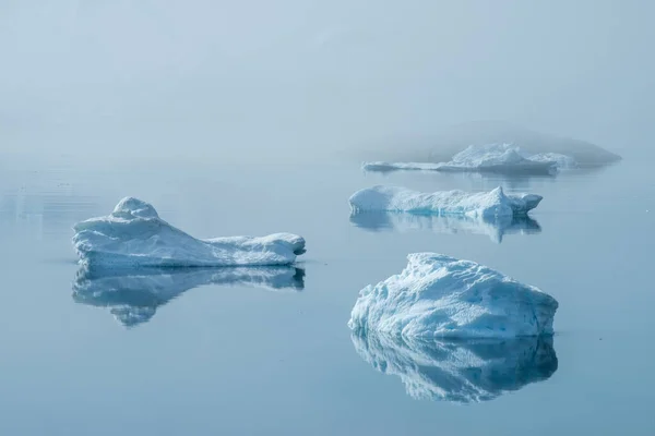 Megfeneklett Jéghegyek Jégkord Torkolatánál Ilulissat Közelében Grönlandon — Stock Fotó