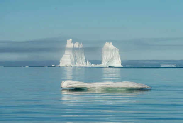 그린란드 근처에 피오르드 강어귀에 빙산이 흩어져 — 스톡 사진