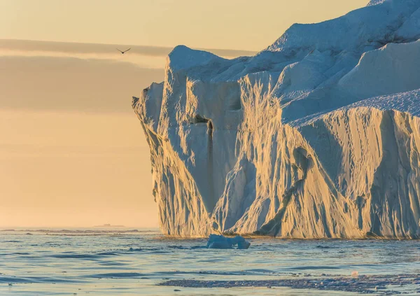 Ohromující Krajina Půlnočního Slunce Mezi Obrovskými Ztroskotanými Ledovci Ústí Ilulissat — Stock fotografie