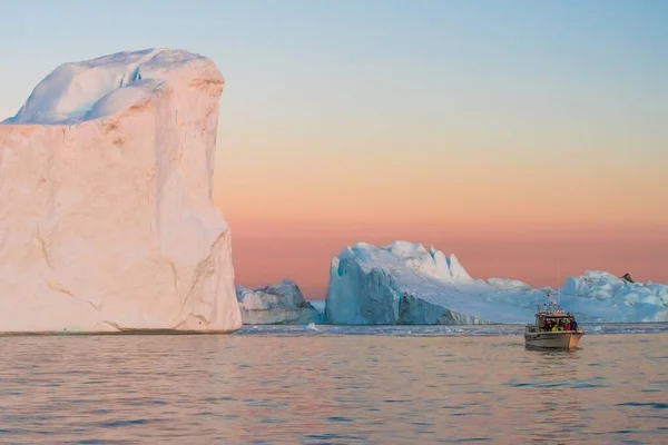 Impresionantes Paisajes Sol Medianoche Entre Enormes Icebergs Varados Desembocadura Del —  Fotos de Stock