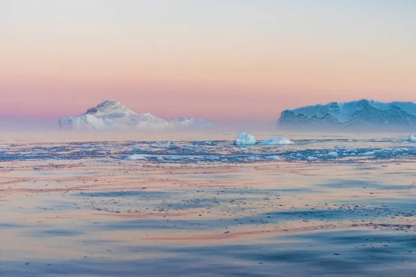 Ohromující Krajina Půlnočního Slunce Mezi Obrovskými Ztroskotanými Ledovci Ústí Ilulissat — Stock fotografie