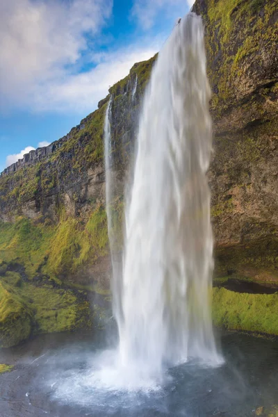 Seljalandsfoss Şelalesi Güney İzlanda 'da Thorsmork yolunda. Seljalands Nehri 'nin kaynağı Eyjafjallajokull volkanik buzuludur ve bir mağaranın 60 metre önüne düşer..