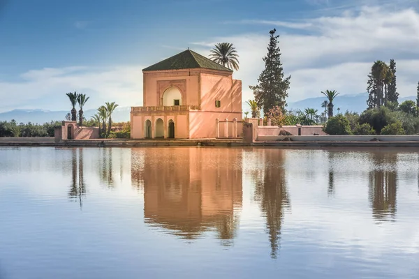 Ruinas Del Pabellón Del Jardín Saadiano Con Las Montañas Nevadas —  Fotos de Stock