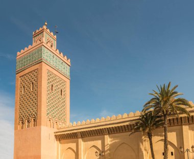 Kasbah Camii ya da Moulay El Yazid Camii, Marakeş, Fas. Kavisli camlar, seramik kaplamalar, sivri uçlu merlonlar ve dekoratif kemerler ile süslenmiş. 1190 yılında inşa edildi.