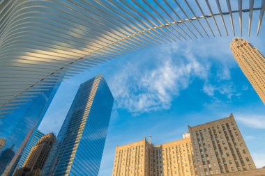 New York 'taki Dünya Ticaret Merkezi (PATH) istasyonundan Manhattan' ın alt ufuk çizgisi değişiyor
