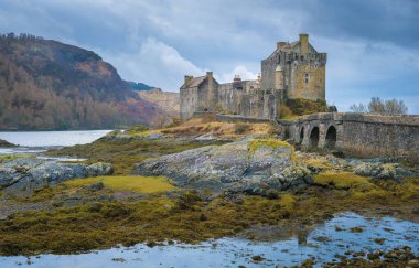 Eilean Donan şatosu, İskoçya 'nın batı Highlands' ta üç deniz gölünün birleştiği Kintail Ulusal Sahne Bölgesi 'nde yer alan küçük bir gelgit adasına kurulmuştur..