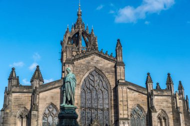 St. Giles Katedrali, Edinburgh 'un Yüce Kirk' ü olarak da bilinir. Edinburgh 'daki İskoçya Kilisesi' nin başlıca ibadet yeri. Ayırt edici çan kulesi şehrin siluetinin belirgin bir özelliğidir..