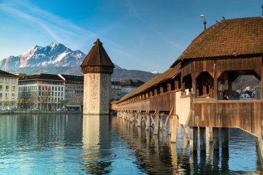 Kapellbrucke (Chapel Köprüsü), İsviçre 'nin merkezindeki Lucerne şehrinde Reuss boyunca çapraz olarak uzanan ahşap bir köprü..