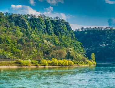 Lorelei (Loreley), Almanya 'da Sankt Goarshausen' de Ren Nehri kıyısında yer alan dik bir kayadır. Bu isim eski Alman Lureln, 