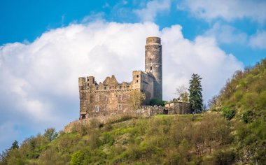 Nollig Kalesi (Ruine Nollig) Hesse, Almanya 'da Lorch köyünün üzerindeki harabeler.