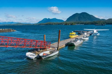 Vancouver Adası 'nın batı kıyısındaki Tofino, British Columbia. Kanada mı? Sörfçüler, doğa severler, kuş gözlemcileri, kampçılar, balina gözlemcileri, balıkçılar ya da doğaya yakın olmak isteyen herkes için önemli bir hedef. Kuzey kıyısında yer alıyor.