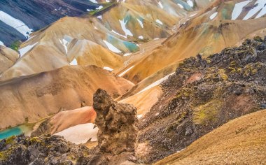 Brennisteinsalda (sülfür dalgası) volkanı, İzlanda 'nın kuzeyindeki Laugahraun lav sahasının kıyısındaki Fjallabak Doğa Rezervi' ndeki Landmannalaugar 'ın göz kamaştırıcı manzaraları arasında bulunur. Ünlü dörtlü eşsiz kaleydoskopik rhyolite rock formu
