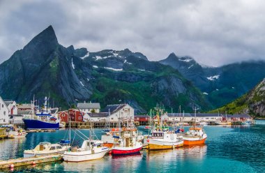 Hamnoy, Reinefjord, Lofoten Adaları 'ndaki balıkçı köyü, Nordland, Norveç' te bir takımada ve geleneksel bir bölge. Kuzey Kutup Dairesi 'nin kuzeyinde. Lofoten doğal güzelliği ve dramatik hareketleriyle tanınır.