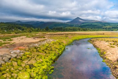 Keçi Fell Dağı manzarası, Brodick, Arran Adası 'nın ana kasabası, Clyde, İskoçya Firth' te..