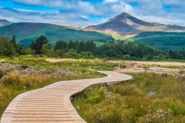 Keçi Fell Dağı manzarası, Brodick, Arran Adası 'nın ana kasabası, Clyde, İskoçya Firth' te..
