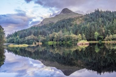 Glen Coe (Gleann Comhann), İskoçya 'nın dağlık ve sarp dağlarıyla çevrili ve Coe nehri ile kesişen volkanik kökenli dar bir dere. U şekli bir buz çağı buzulu tarafından oluşturuldu..