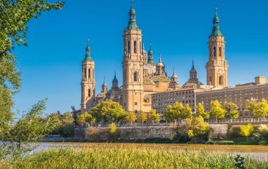 The Cathedral-Basilica of Our Lady of the Pillar, Zaragoza (Saragossa), İspanya 'nın Aragon özerk bölgesinin başkenti. Ebro nehrinin yanında yer alır ve kolları, Huerva ve Gallego nehirleri..