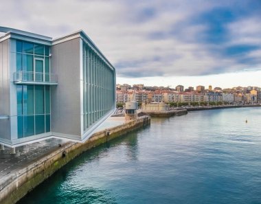 İspanya 'nın kuzey kıyısındaki özerk Cantabria bölgesi ve özerk topluluğunun başkenti Santander liman kentinde Paseo Pereda' nın kıyı şeridi geçidi..